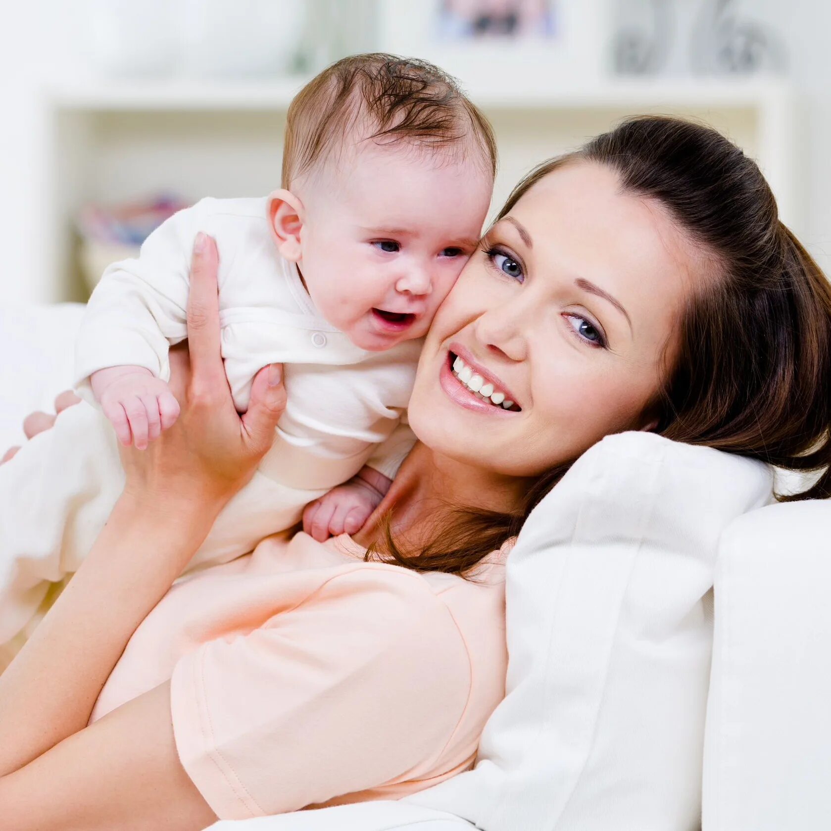 Baby daughters. Женщина с ребенком. Малыш и мама. Женщина с ребенком на руках. Счастливая мама с младенцем.