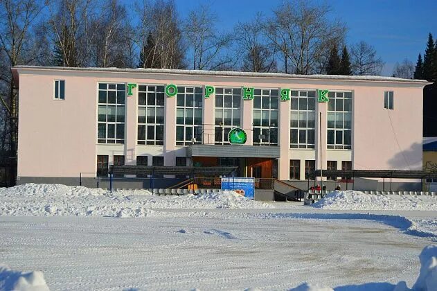 Стадион североуральск. Стадион горняк североуральск. каток североуральск. стадион горняк североуральск фото. лед каток.