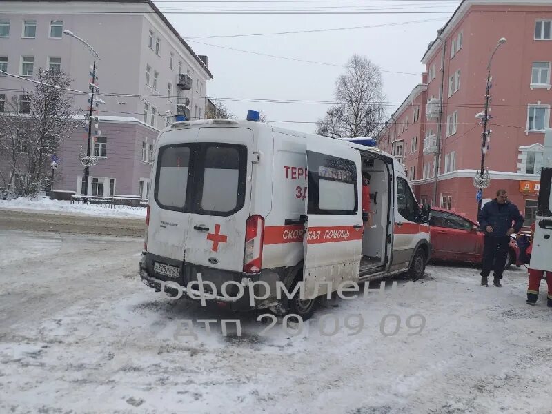 Работники скорой помощи мурманск. Скорей в мурманске. Скорей в мурманске. Парня заталкивают в скорую. Общество инвалидам снежногорске мурманская область.