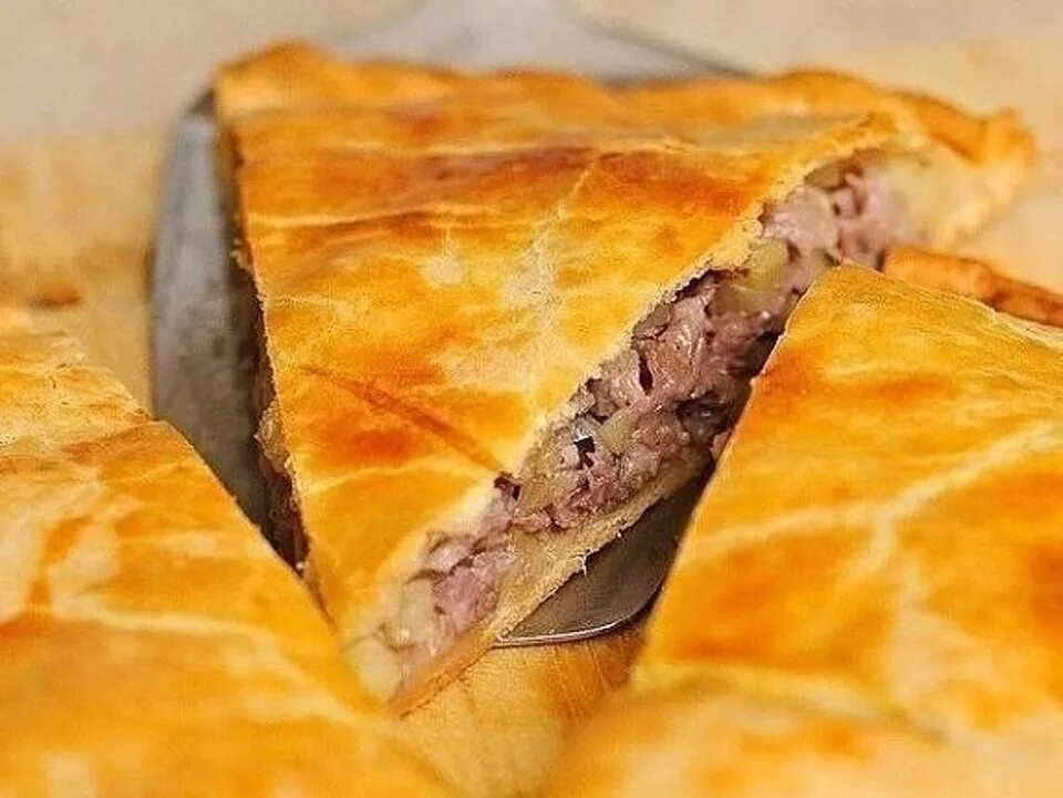 Пирог с мясом простой и быстрый. Пирог с мясом. пирог с мясом и картошкой. мясной пирог с картошкой. пирог с мясом и картошкой в духовке.