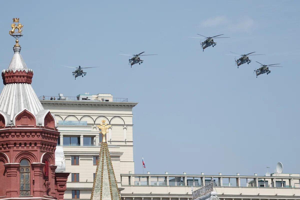 Парад победы над красной площади. Парад Победы 2010 в Москве. Парад Победы 2022воздушный парад в маскве. Вертолеты над красной площадью. Воздушный парад.