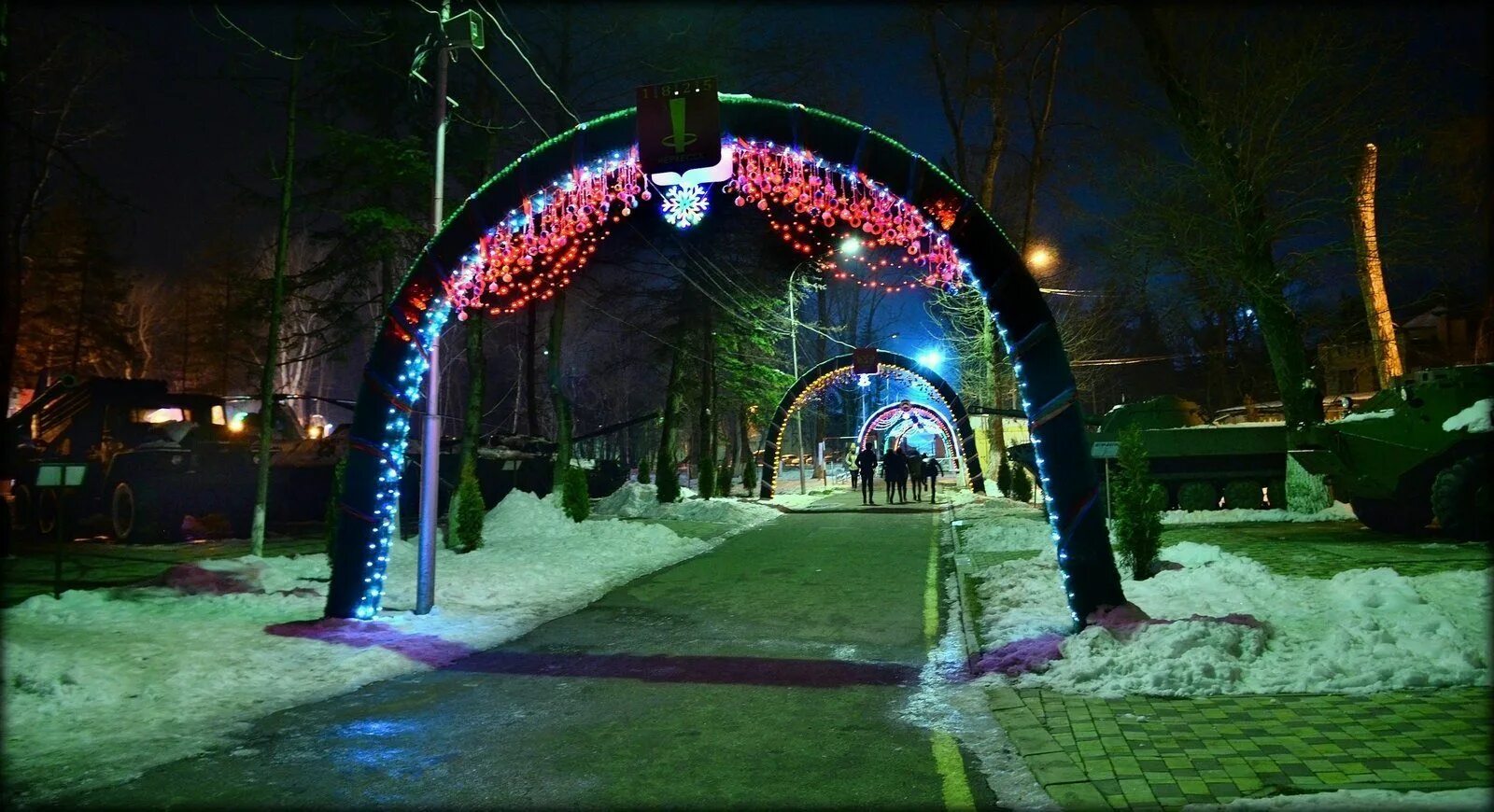 Черкесск новогодняя елка. Ёлка кчр черкесск. Рашид темрезов дети. Новогодняя елка площадь ленина черкесск. Черкесск новый год.