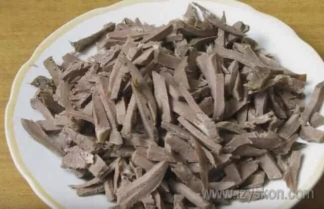 Салат с сердцем говяжьим. Салат из говяжьего сердца с солеными огурцами. Салатик из говяжьего сердца. Салат со свиным сердцем и солеными огурцами. Сердце говяжье с солеными огурцами рецепт.