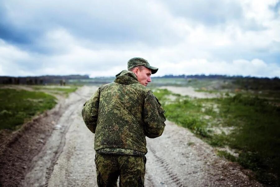 Солдаты. Солдат в самоволке. Дезертир армия. Одинокий солдат. Военный сбежал из россии