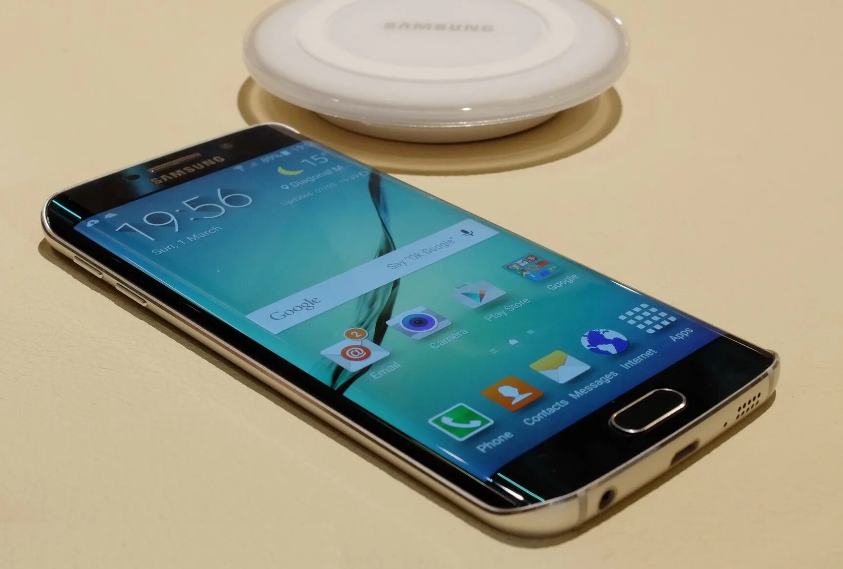 Телефон самсунг галакси с 24. Samsung Galaxy s6 2015. Самсунг галакси 2022. Самсунг с выпуклым экраном s6 Edge. Самсунг галакси с 6 с изогнутым экраном.