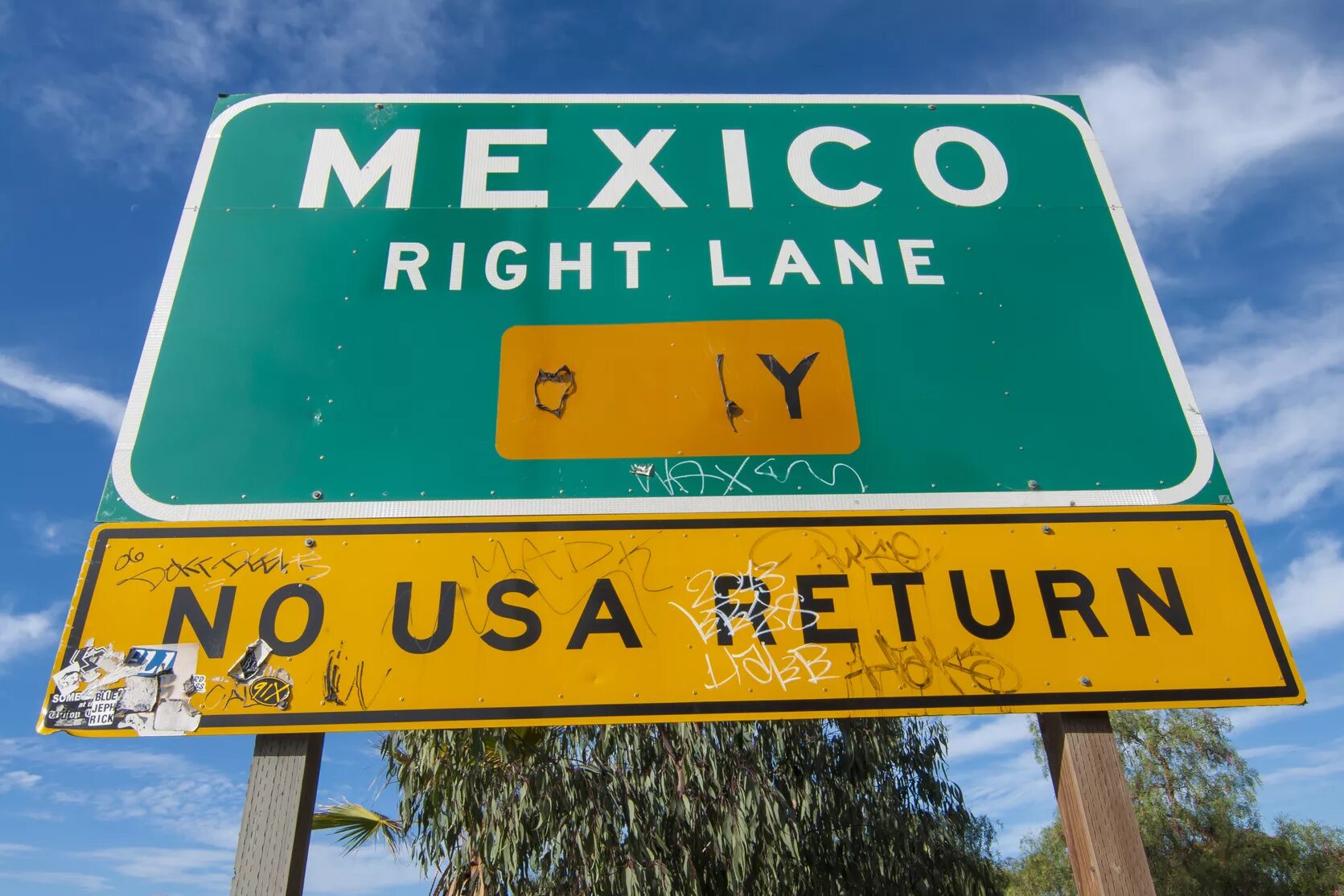 Дорожные знаки в Мексике. Мексиканец на дорожном знаке. Консольные знаки Мексика. В Мексике оранжевый дорожный знак.
