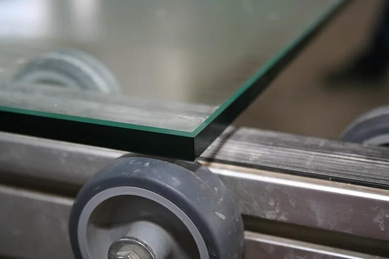 Техники обработки стекла. Полированная еврокромка стекла. Стекло шлифовка кромки. Полированная кромка стекла. Шлифование кромки стекла.
