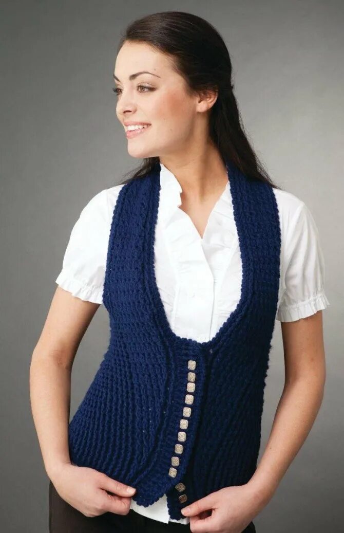 жилетки женские вязаные спицами с описанием. вязаная безрукавка женская спицами схема с описанием. простой жилет спицами для начинающих женский. вязание спицами для женщин жилеты модные модели с описанием и схемами. вязание спицами для женщин безрукавка 52 размера.