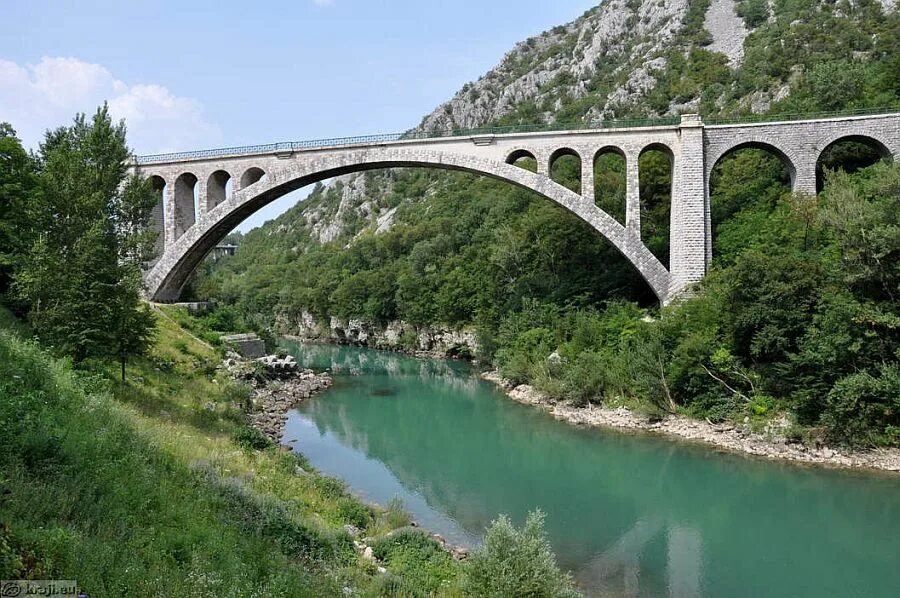 Этот мост хотя и был. Мост Солкан Словения. Солкан каменный мост в Словении. Река соча Словения. Старый Железнодорожный мост Словения.