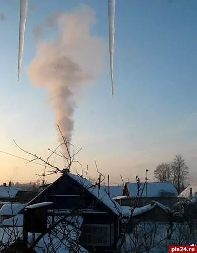 Дым из трубы вверх. Дым из трубы столбом. дым столбом к морозу. столб дыма. дым из трубы зимой.
