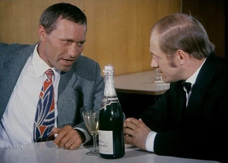 Ляжку жжет. Калина красная деньги ляжку жгут. Ляжку жжет. Шукшин в. Калина красная фильм народ для разврата собрался.