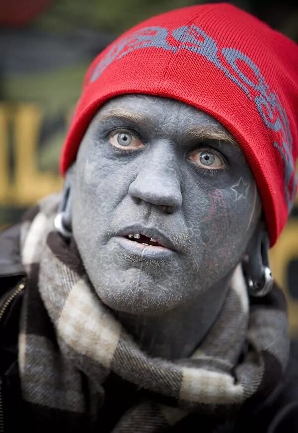 Лаки даймонд рич (lucky diamond rich). Лаки люди. Вписаться ногтями в ладонь. Лаки даймонд рич самый татуированный человек. Лаки блю смит 2020.