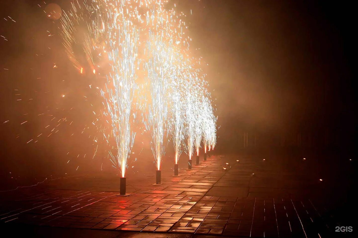 Стил свадьба фотография. Холодный фонтан. Холодные сценические фонтаны. Фонтан холодного огня. Фонтаны на свадьбу огненные.