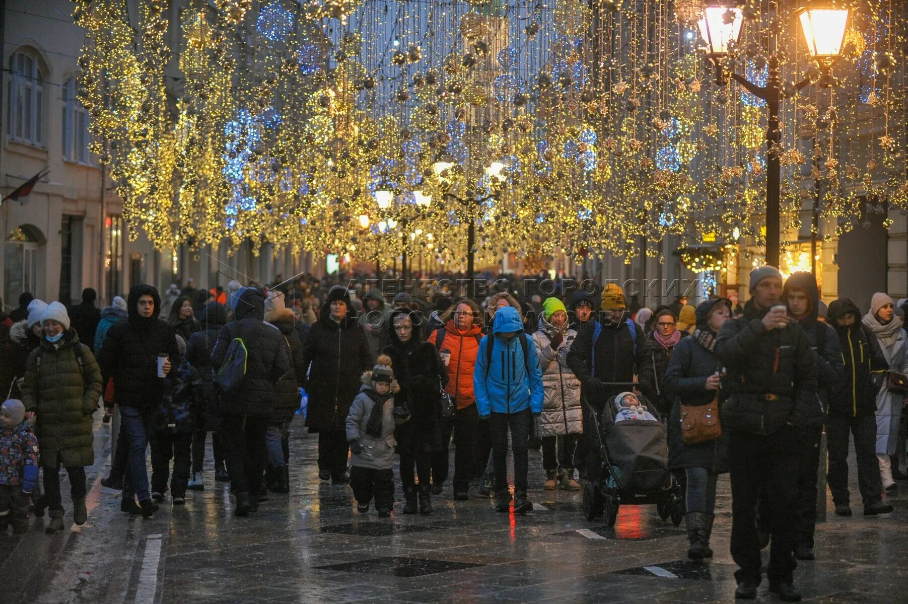 Городские жители Москвы. Вечерняя Москва сентябрь 2016. Фото вечерния Первомайке зимой на 17.01.2023. Новости россия 1 вечером