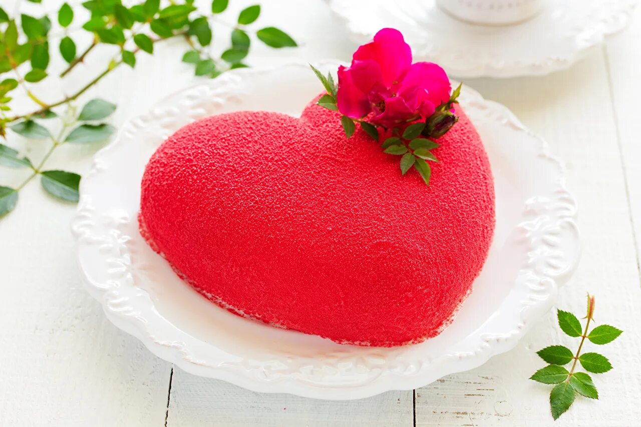 Муссовое сердце торт. Сладости в виде сердца. Торт в виде сердца. Пирожное сердце.