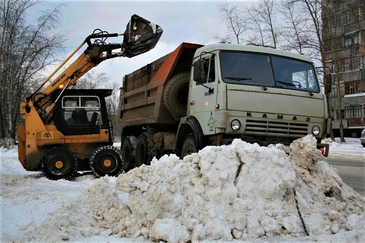 КАМАЗ 55111 уборка снега. КАМАЗ самосвал вывоз снега. КАМАЗ 55111 снег. КАМАЗ для уборки снега.