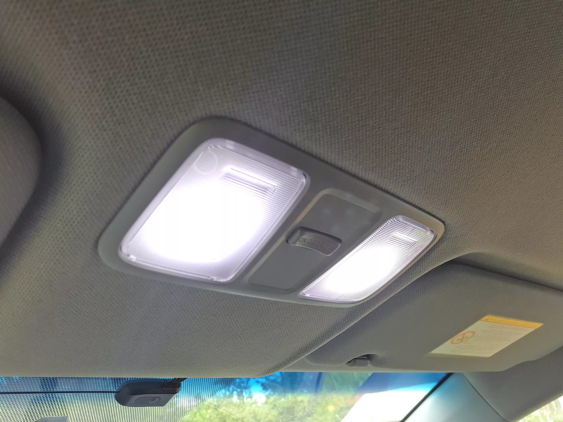 Хендай солярис 2011 года плафон салона. Лампы солярис 2017 лампа салона. Лампы солярис 2017 лампа салона. Лампа подсветки салона солярис 2015. Лампы освещения салона солярис.