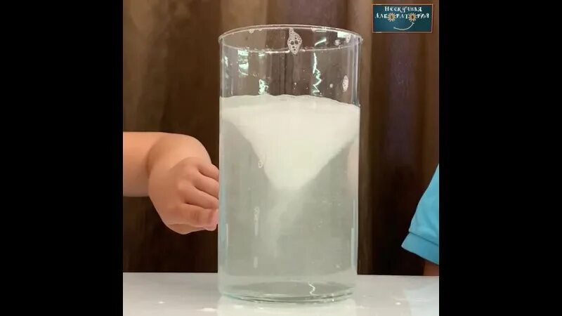 Опыты в домашних условиях. Смерч в стакане с батарейками. Воронка из воды. Торнадо в стакане. Эксперимент торнадо в бутылке.