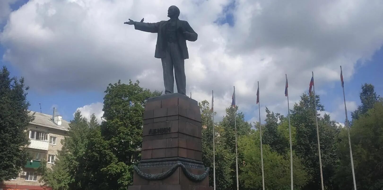 Ясногорск тульская область вконтакте. Памятник Ленину Ясногорск. Памятник Ленину в Ясногорске Тульской области. Город Ясногорск Тульской области. Фотография памятника Ленина в городе Ясногорске Тульская область.