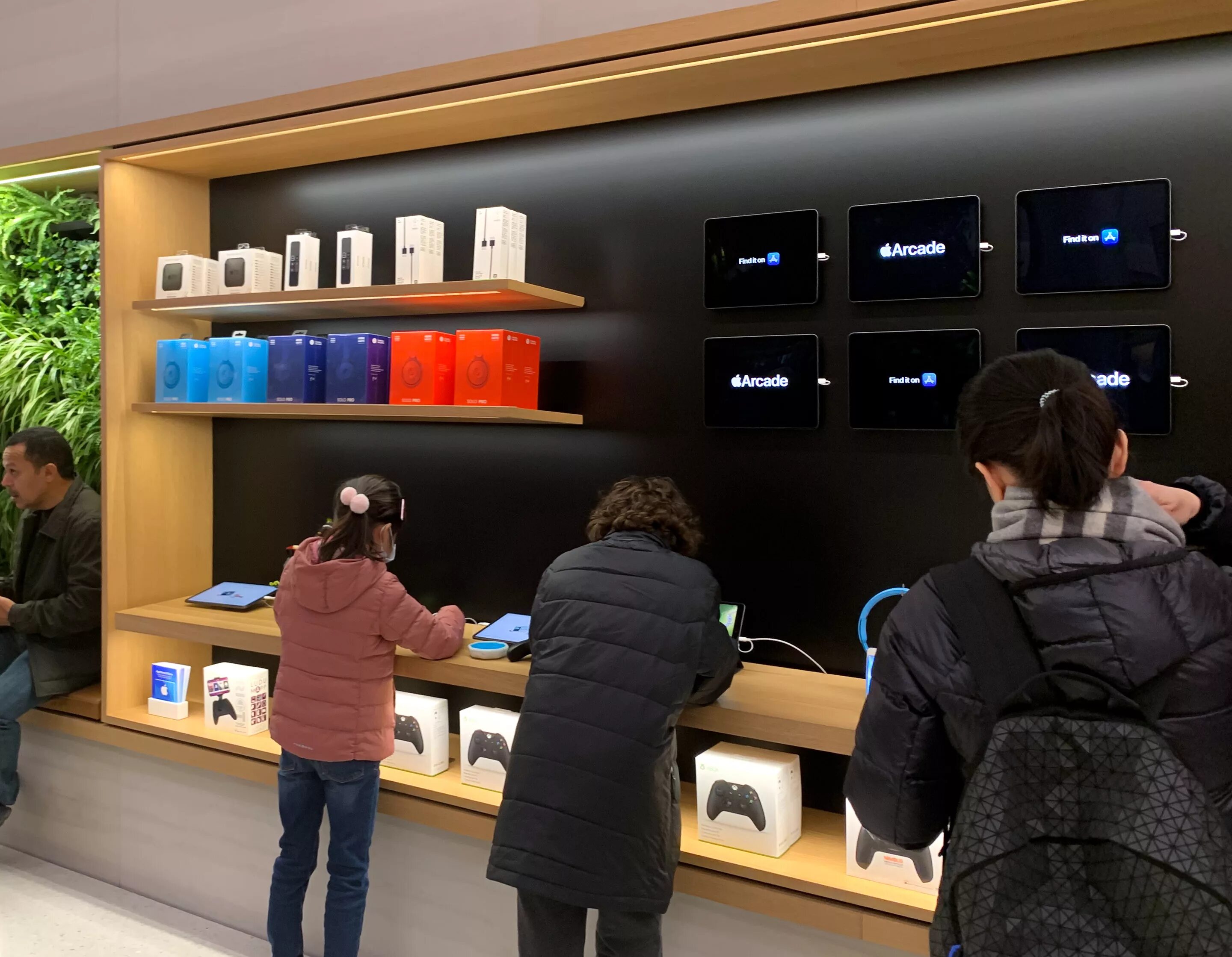 Эпл стор в айфоне. Apple Store 2021. Apple Store 2022. Apple Store в Москве. Айфон с витрины