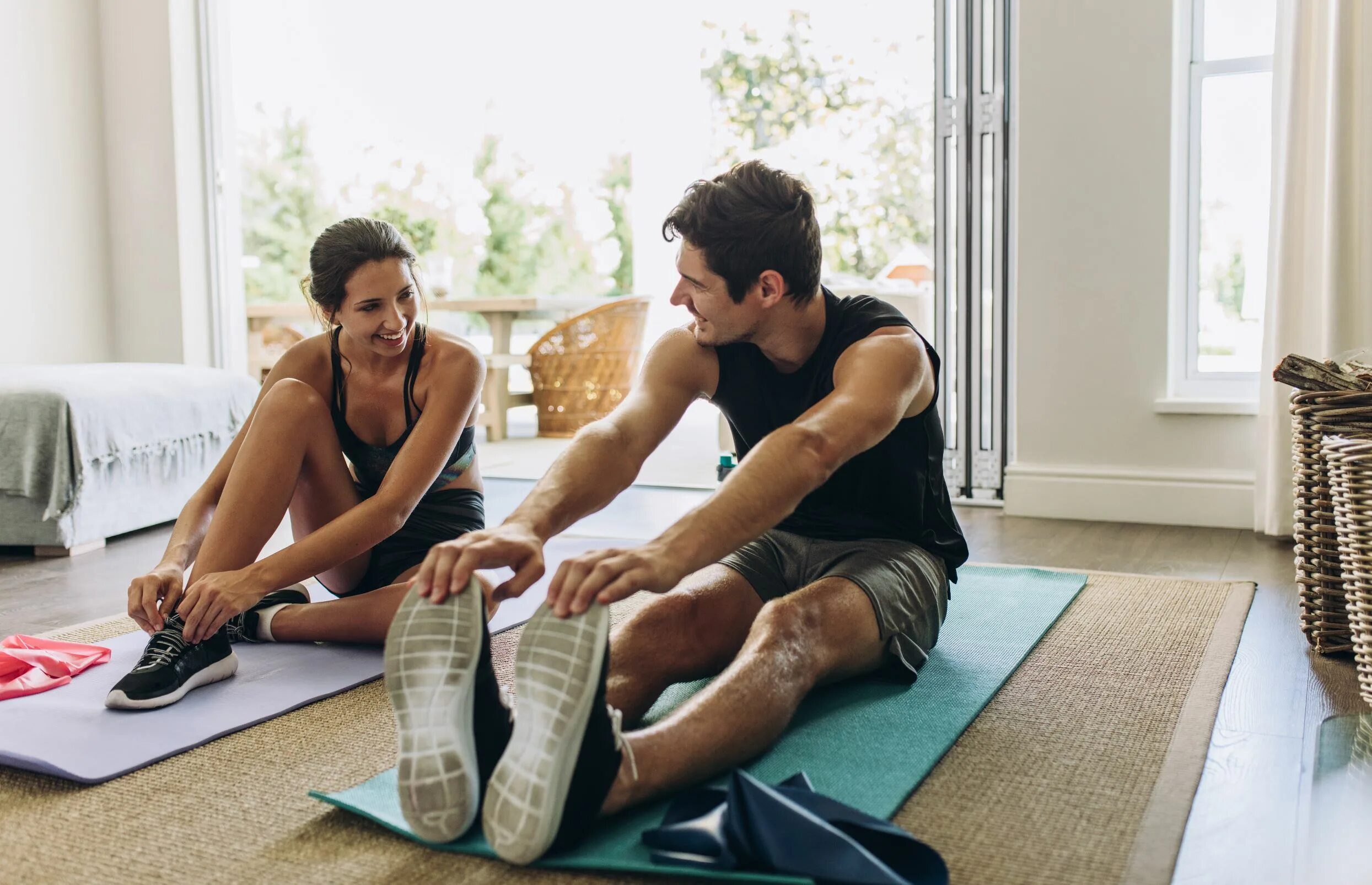 Physical taking. Занятие спортом. Домашние тренировки. Занятия спортом дома. Фитнес дома мужчина.