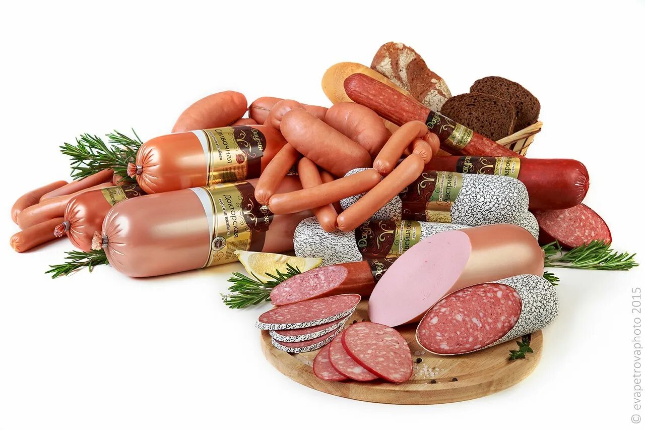Мясокомбинат апрель. Мясокомбинат даурский. колбасы. колбаса на белом фоне. колбаса сосиски.