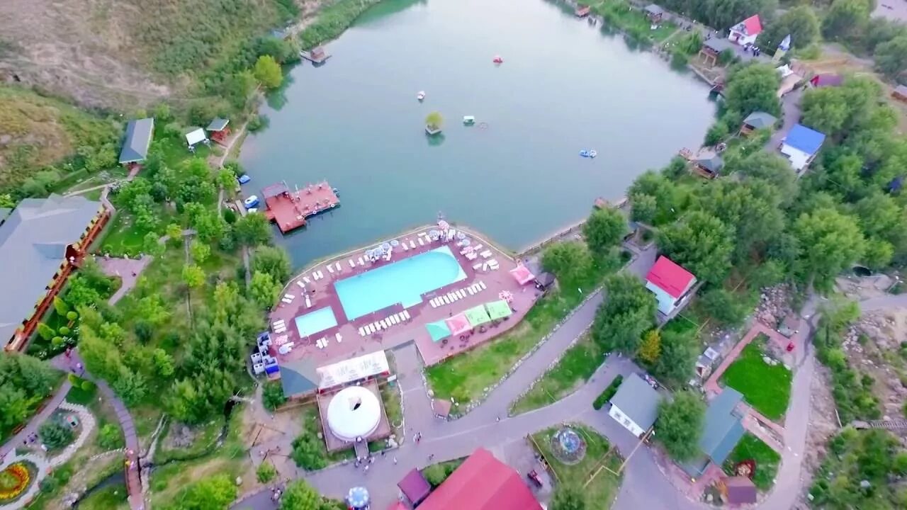 Алматы загородные места. Алматы база отдыха weekend. Хом клаб алматы каскелен. Home club капчагай. Зона отдыха в алматы в горах.
