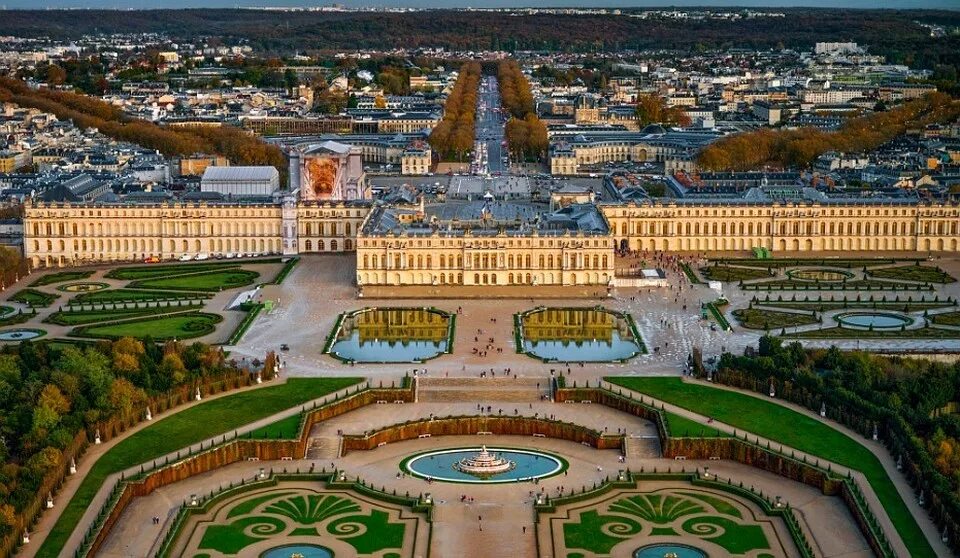 виндзорский замок, беркшир, англия. королевский дворец лувр фасад. версаль дворцово-парковый ансамбль во франции. виндзорский дворец в лондоне. замок гарибальди тольятти.