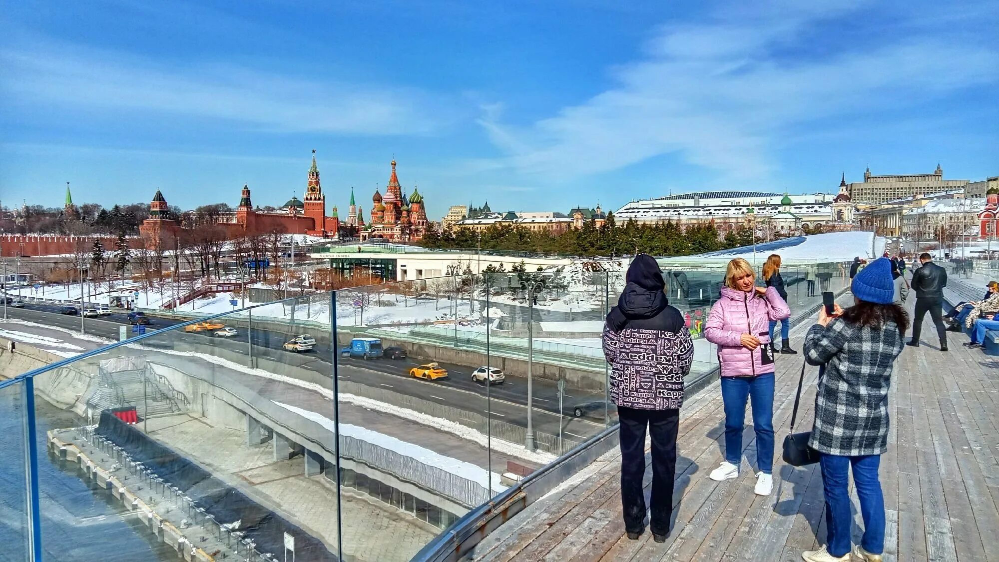 Куда сходить в марте в москве 2025. Кремль парк зарядье. парк зарядье парящий мост. парящий мост в москве в парке зарядье. парк зарядье стеклянный мост.