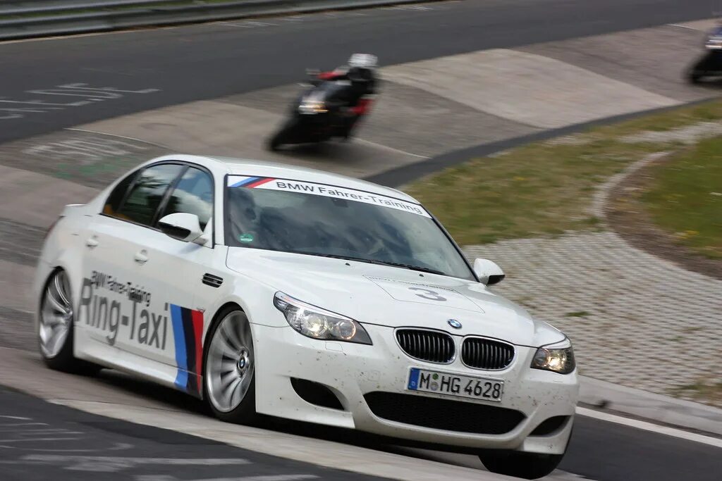 M drive bmw. BMW m5 e60 CSL. М5 CSL e60. E60 m5 CSL. BMW e60 Racing.