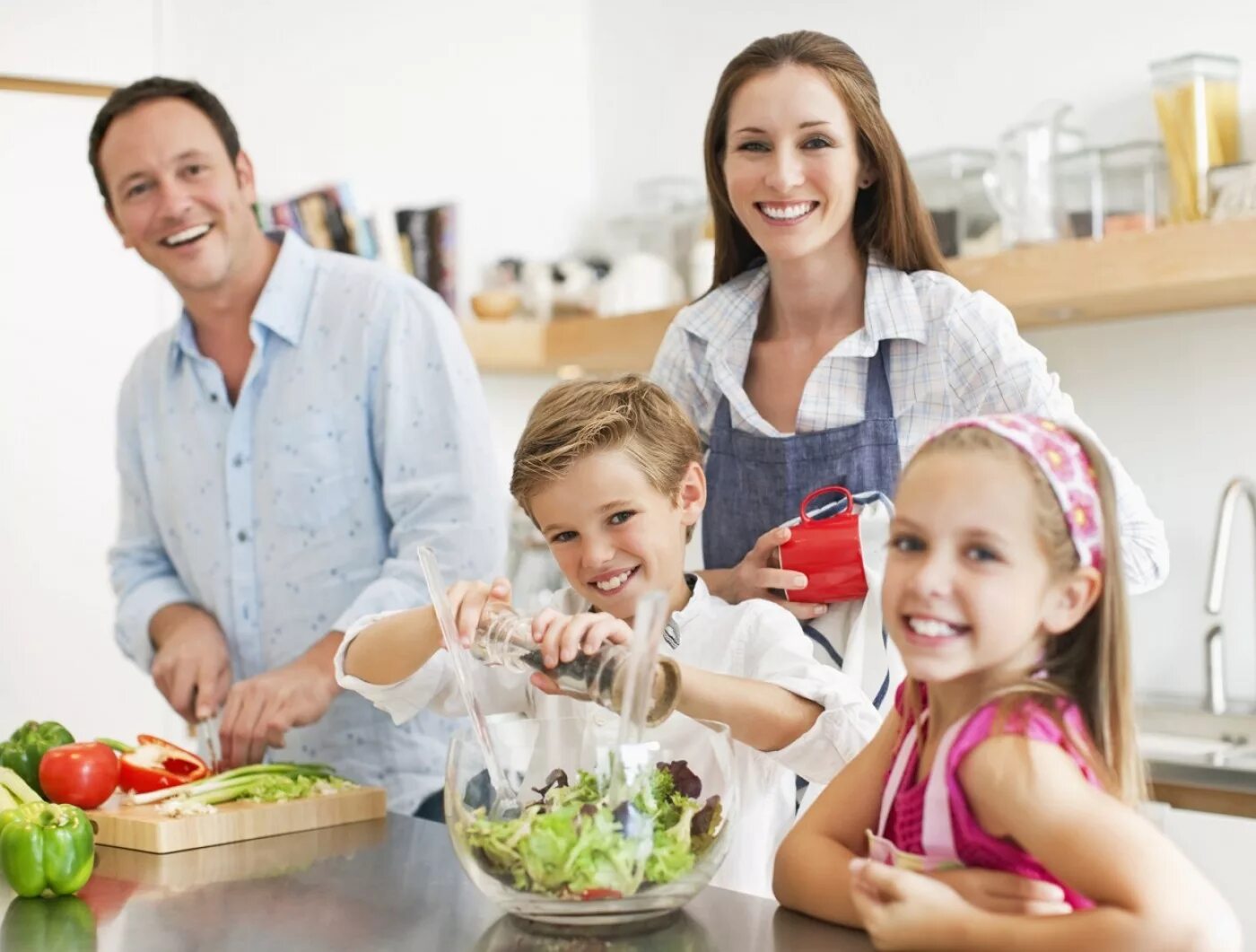 Родители после обеда. Семья на кухне. Здоровое питание в семье. Правильное питание семья. Здоровая пища для всей семьи.