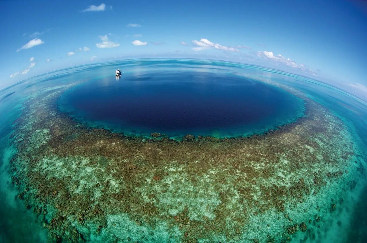 Сам большой океан в мире. Большая голубая дыра Юкатан. Большая голубая дыра, Лайтхаус-риф. Голубая впадина Белиз. Большая голубая дыра Белиз Центральная Америка.