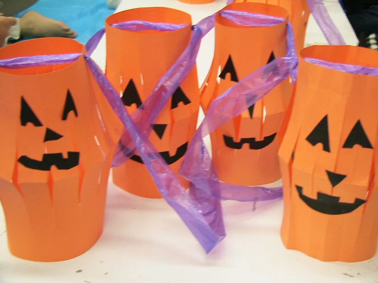 украшение тыквы на хэллоуин. украшения для хэллоуина из бумаги. поделки на хэллоуин из бумаги. бумажные тыквы на хэллоуин. поделки на хэллоуин.