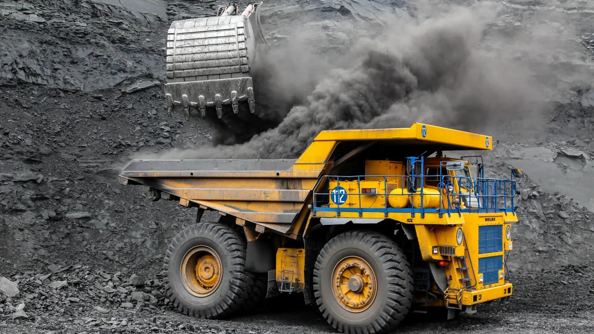 Один загружает самосвал другой разгружает. Загрузи грузовик учи ру. Камаз асфальтовой крошки. Камаз 65115 груженный землей. Камаз гравий 10т.