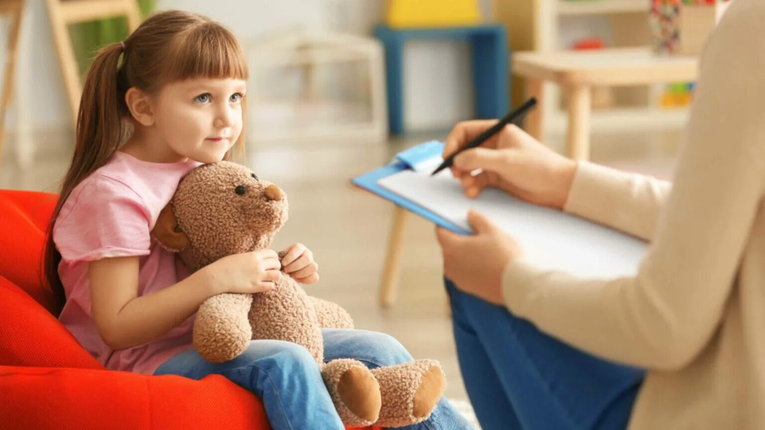 Обследование психолога детей. Психолог и ребенок. Детский психолог. Психологическая помощь детям. Ребенок.