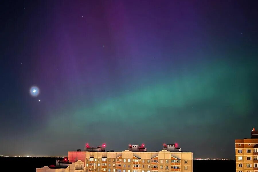 Во сколько сегодня будет сияние. Северное сияние в Москве 2023. Северное сияние в Питере 2023. Северное сияние в Москве 2023 24 апреля. Полярное сияние в Москве.