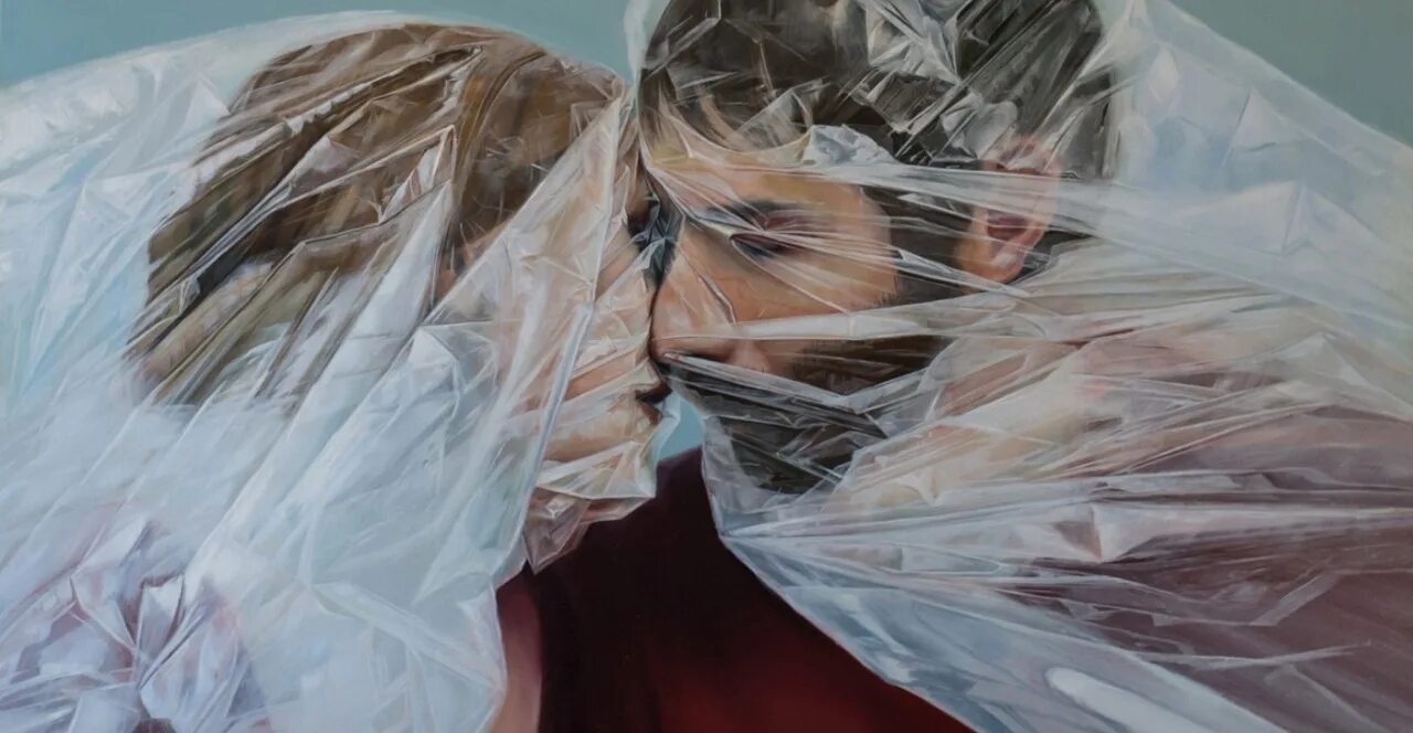 Человек в полиэтилене. Целлофановый пакет на голове. Рука держит пакет. Девушка в вакуумном пакете. Человек с кучей пакетов.