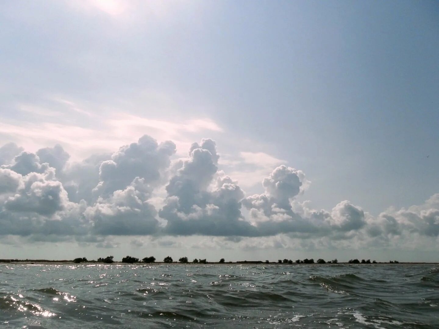 Азовское море волны. Азовское море ветер. Азовское море в дождь. Свежий ветер на море. Ветер свеж