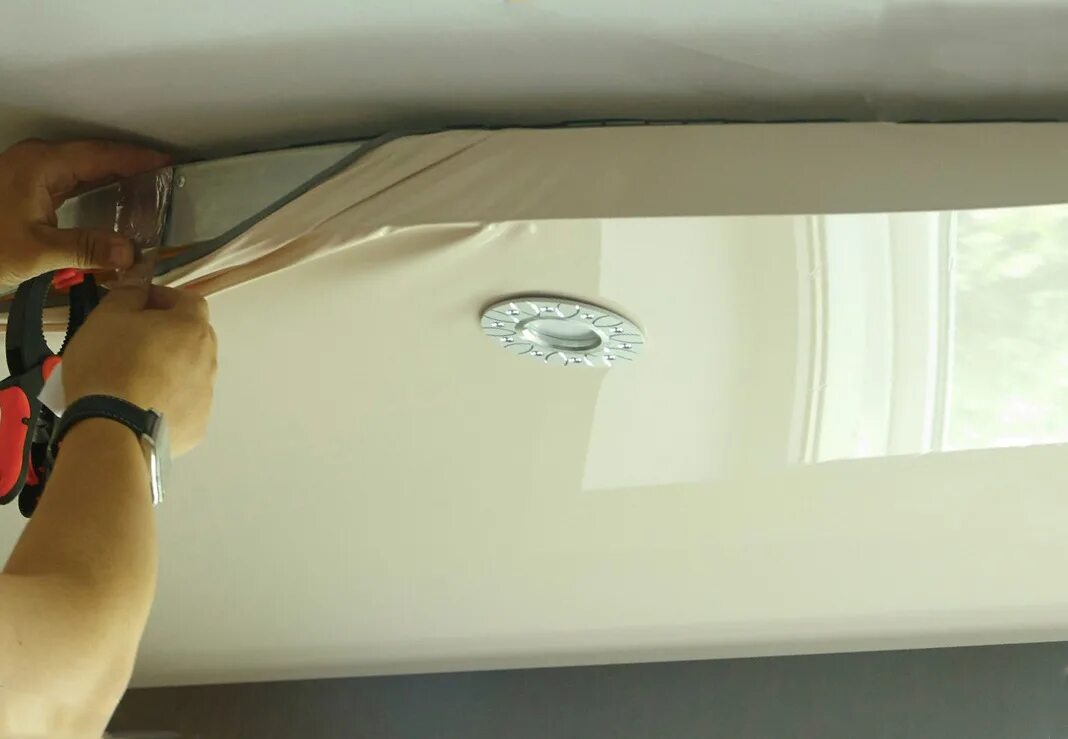 Минимальная высота монтажа натяжного потолка. Натяжной потолок высота опускания. На сколько можно опустить натяжной потолок. Конструкция натяжного потолка. Крепление светильника на натяжной потолок.