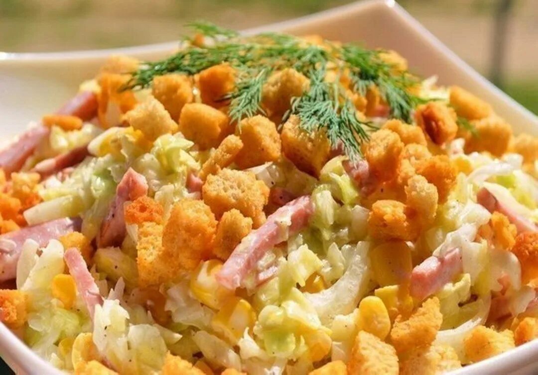 салат студенческий с сухариками. быстрый салат с сухариками на скорую руку. салаты на быструю руку с сухариками. салат с курицей и сухариками. салаты на скорую руку с сухариками.