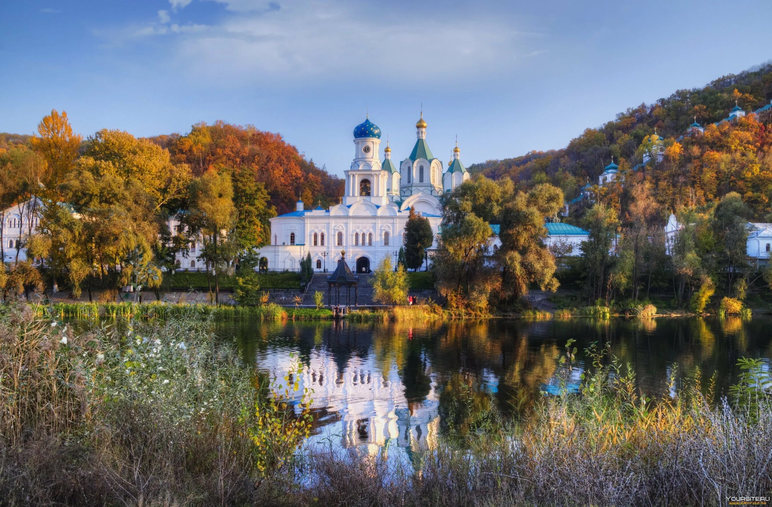 Православные российские монастыри. Святогорский Свято-Успенский православный монастырь. Святогорская Лавра православные монастыри. Святогорская Лавра Покровская Церковь.