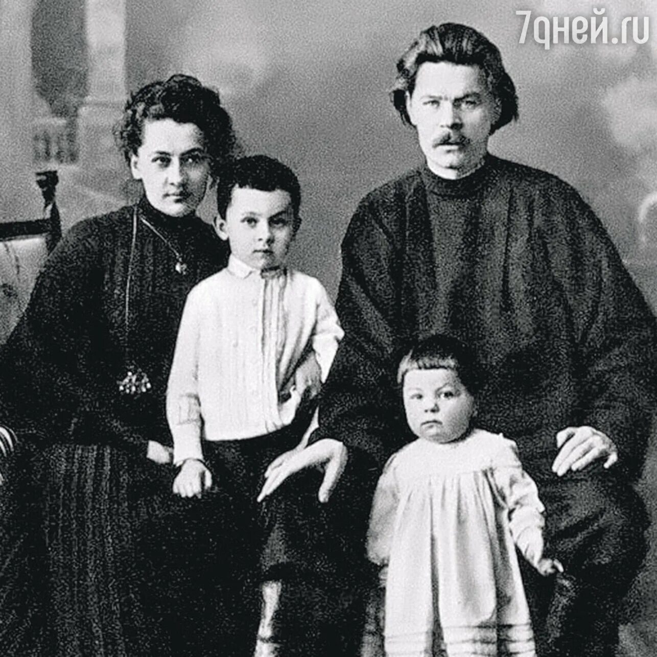 детство горького отец