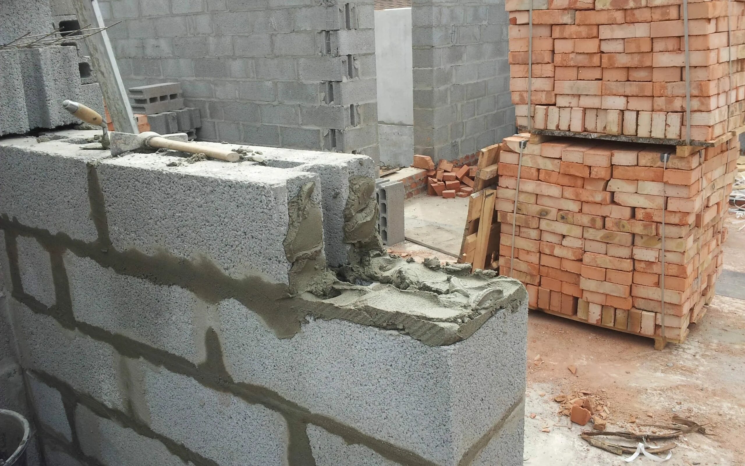 Кладка керамзитоблоков. Кладка блоки работа. Блоки для кладки стен. Армирование блоков бессер. Блоки для фундамента.