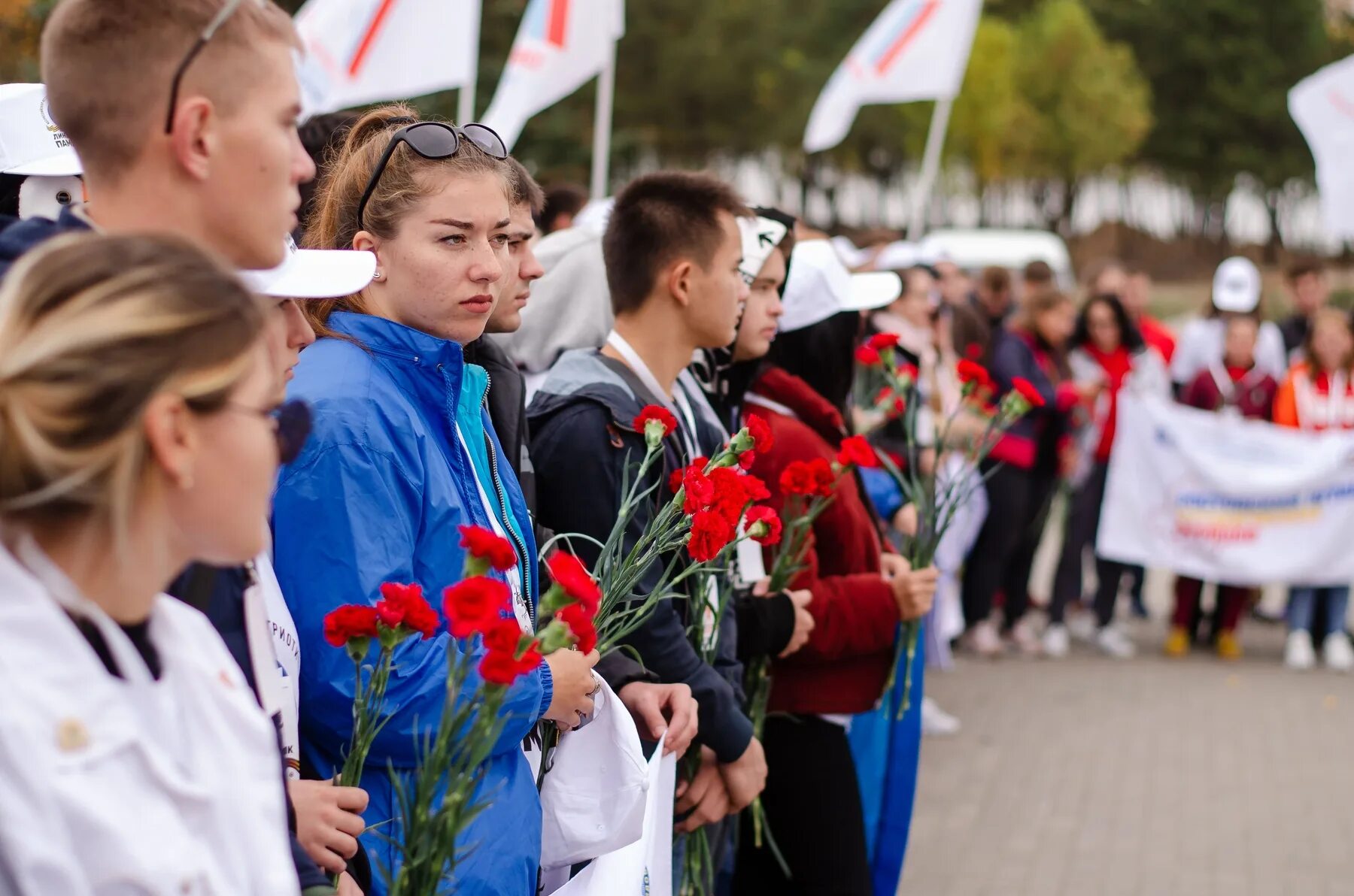 Историко патриотическая акция линейка памяти. Фото на Самбекских высотах школьники.