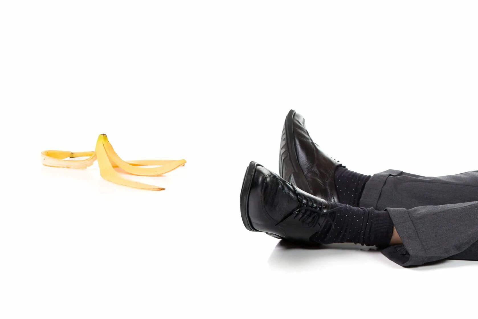 Человек кожура. Банан упал. Подскользнуться на банане. Человек подскальзывается на банане. Упал на банановой кожуре.