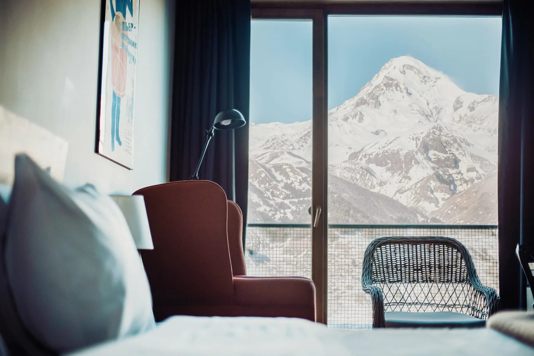 Room hotel грузия казбеги. Казбеги румс. Отель румс грузия казбеги. Казбеги румс отель. Отель в грузии в горах казбеги.