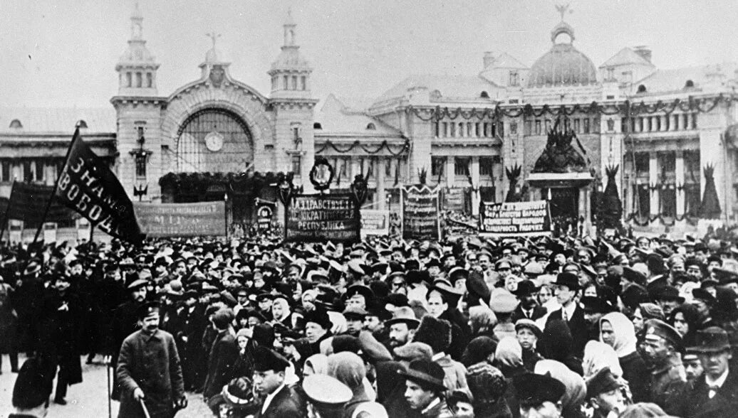 Борьба за власть 1917. Борьба за власть 1917. Октябрьская революция 1917г началась. Октябрьское вооружённое восстание в москве 1917. Колоницкий символы власти и борьба за власть.