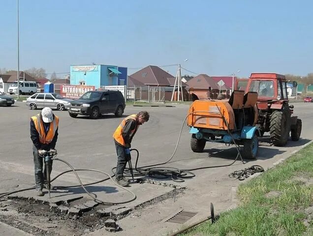 Водоканал губкин телефон. Ботвиньев Департамент ЖКХ Белгородской области. Водоканал Губкин. Сапрыкин Оскольские дороги. Водоканал Губкин фото.