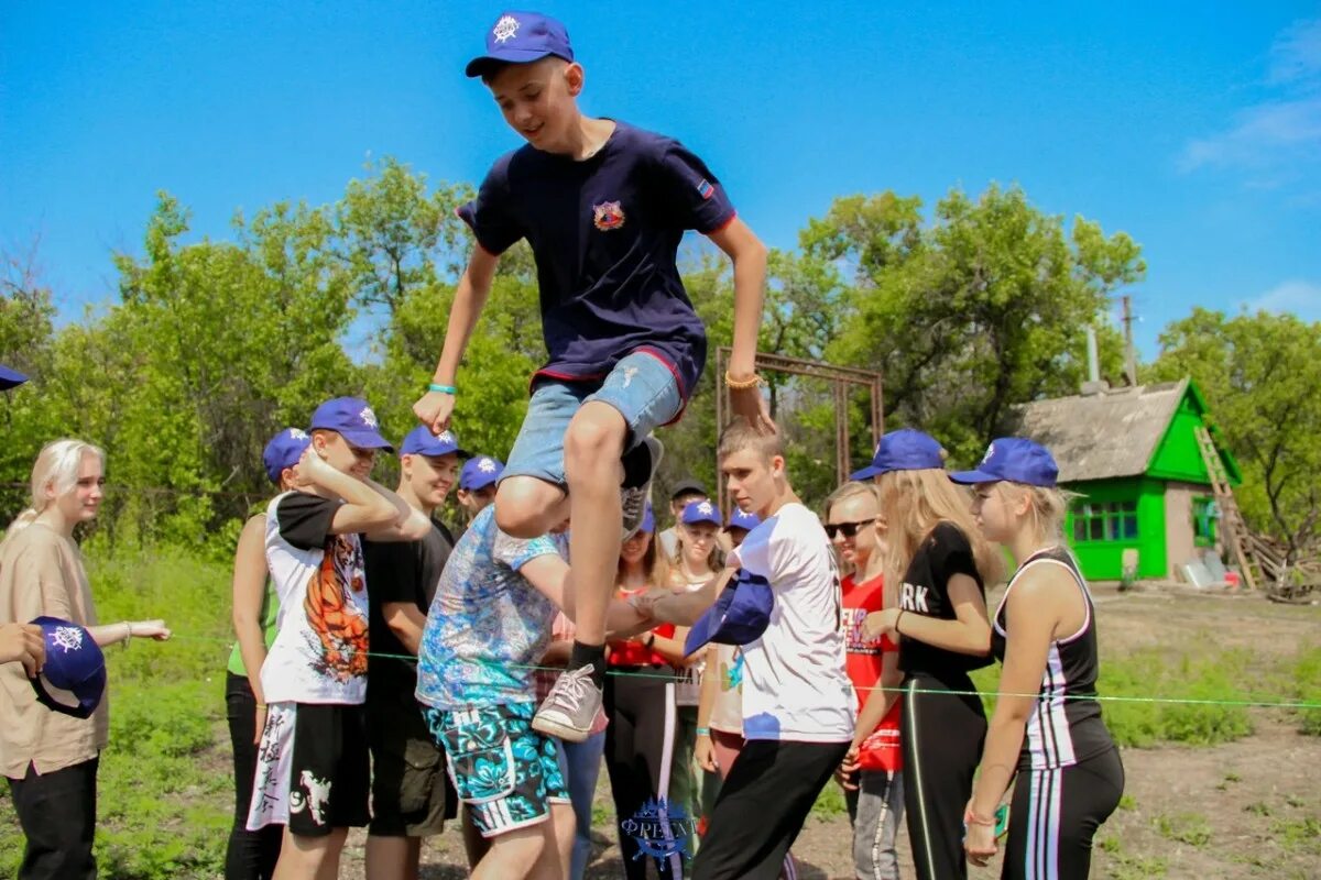 Берем доп смены картинка. Дополнительная смена. Дополнительная смена. Пересменка фильм 1984. Дополнительная смена.