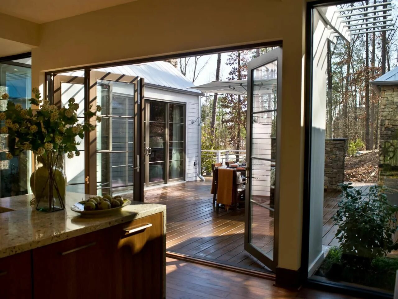 Channel home. Канал hgtv home and garden интерьеры. дверь из кухни на террасу. hgtv home garden кухни. канал hgtv (home &amp; garden) интерьер спальни.